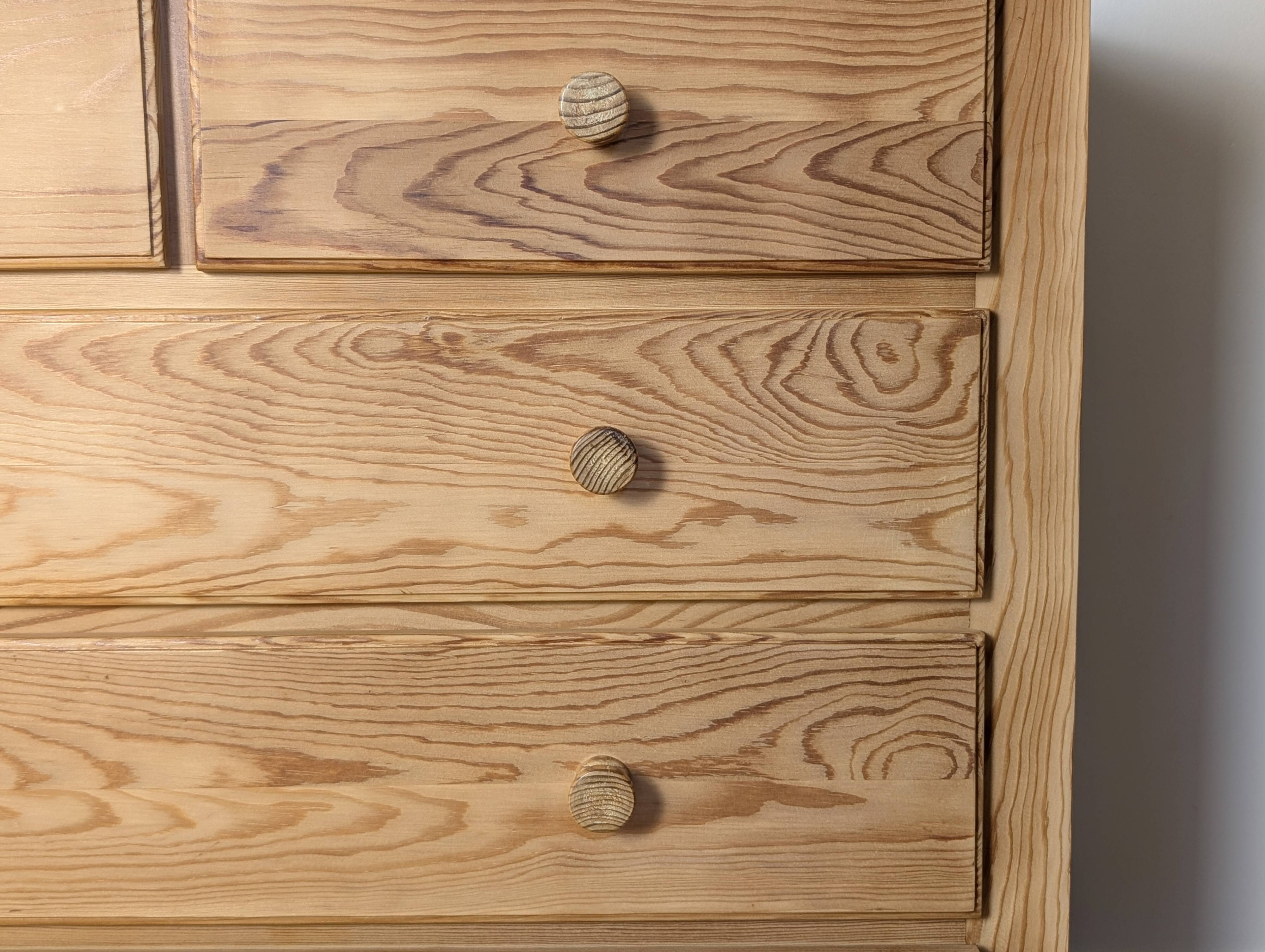 Pine chest of drawers