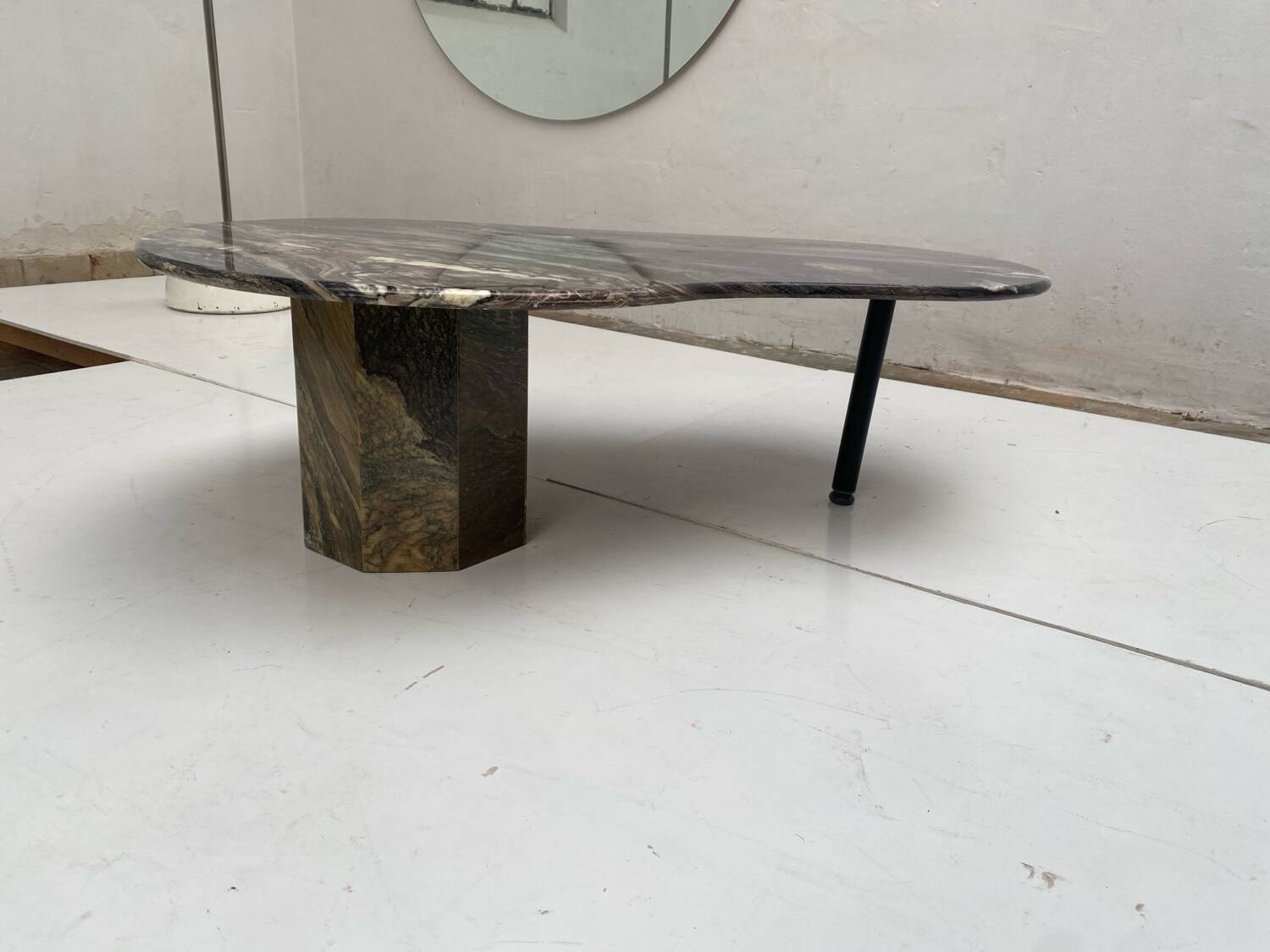 Table basse en marbre de Carrare forme organique