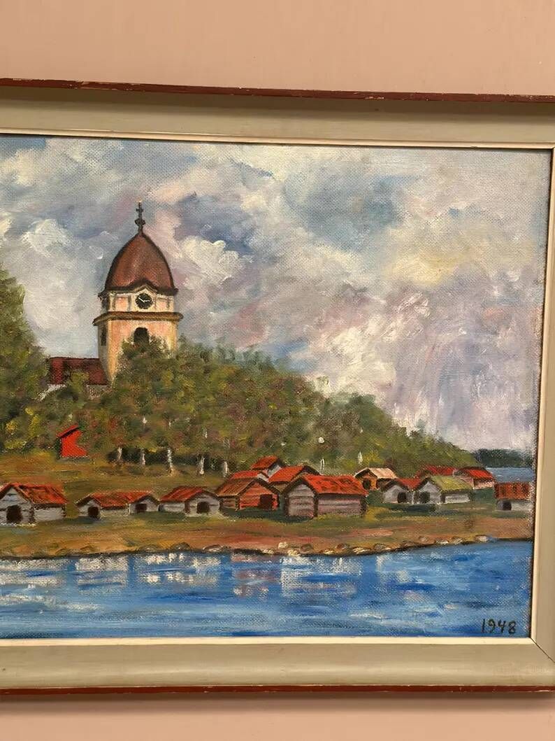 Original Swedish Oil on Panel – “Red Cottages near the Lake” by Unknown Artist 1948 – Vintage & Framed – 63 × 57 cm (24.8" × 22.4")