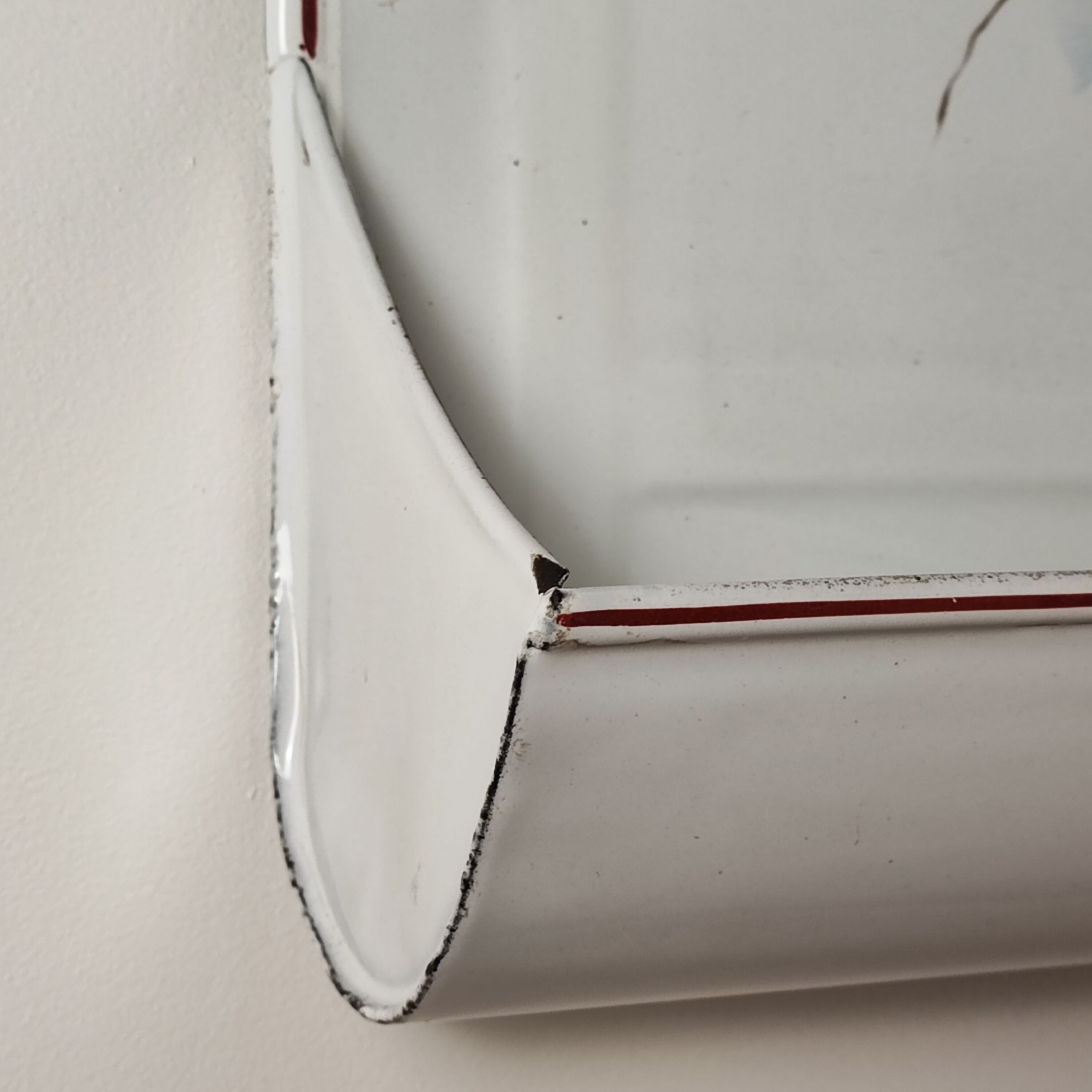 Enamelled sheet metal utensil holder