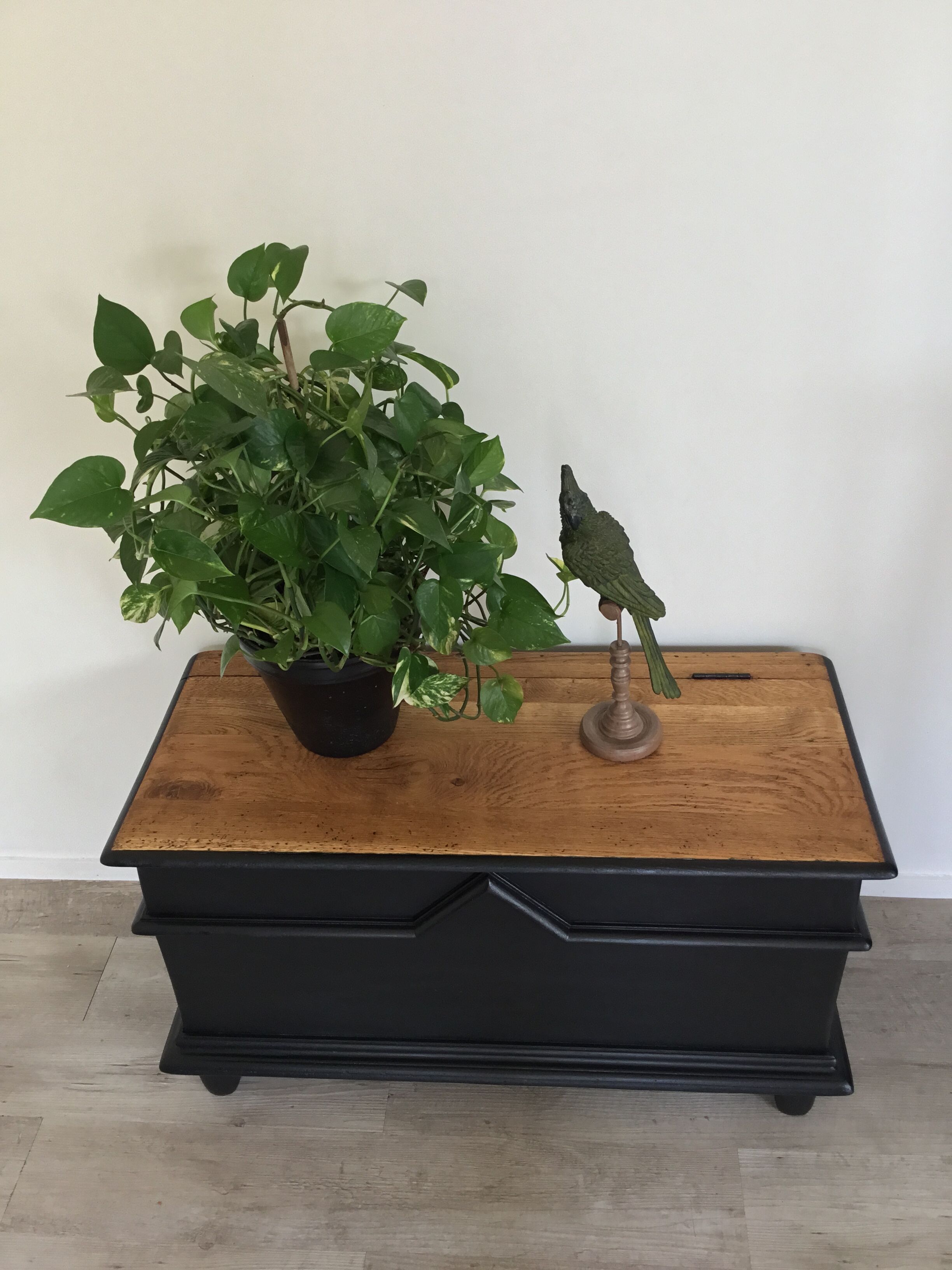 Chest in oak