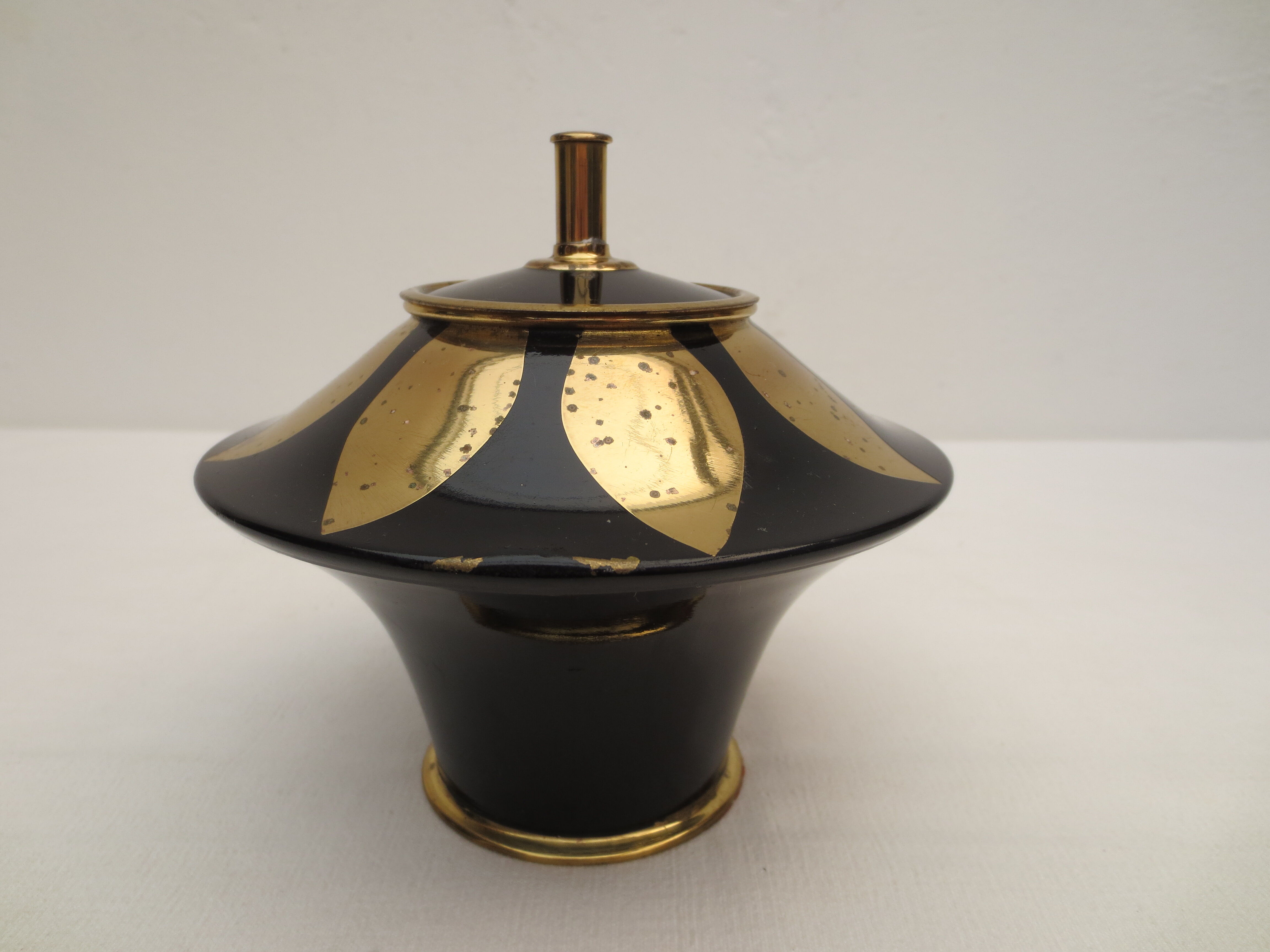 Telescopic cigarette holder in metal mushroom shape