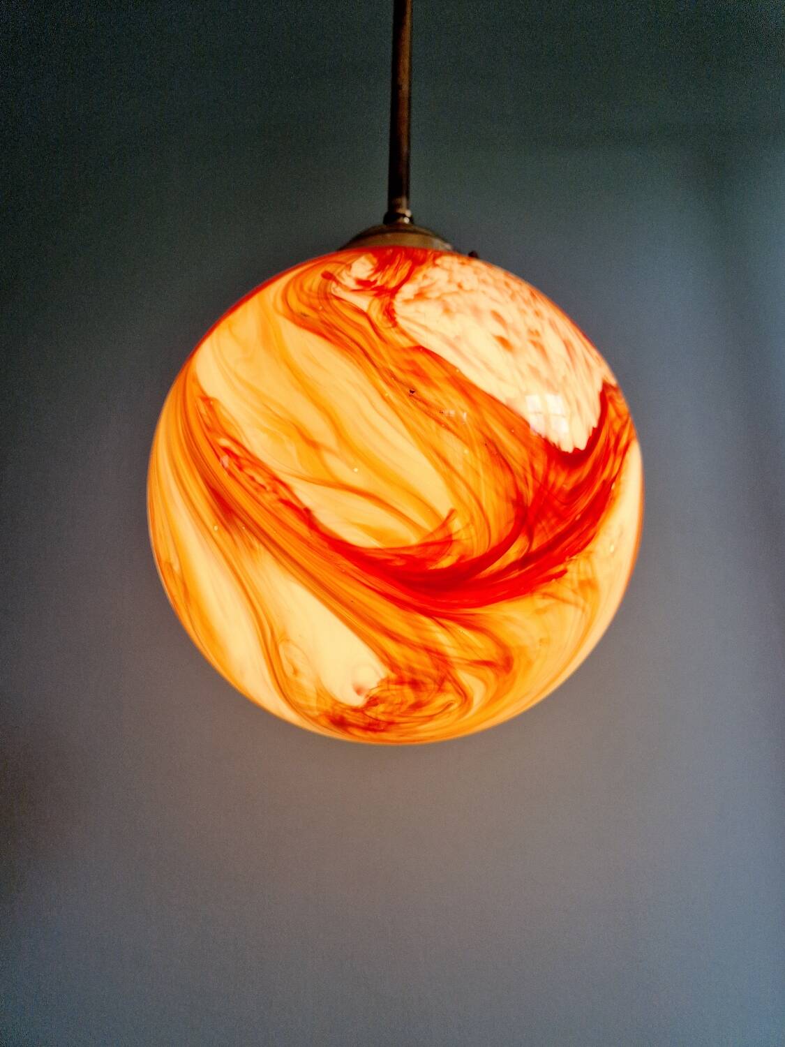 Art Deco pendant light in brass and veined opaline, 1920s-30s