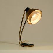 Rare grande lampe de table en laiton de style Mid-Century Modern avec une belle patine.