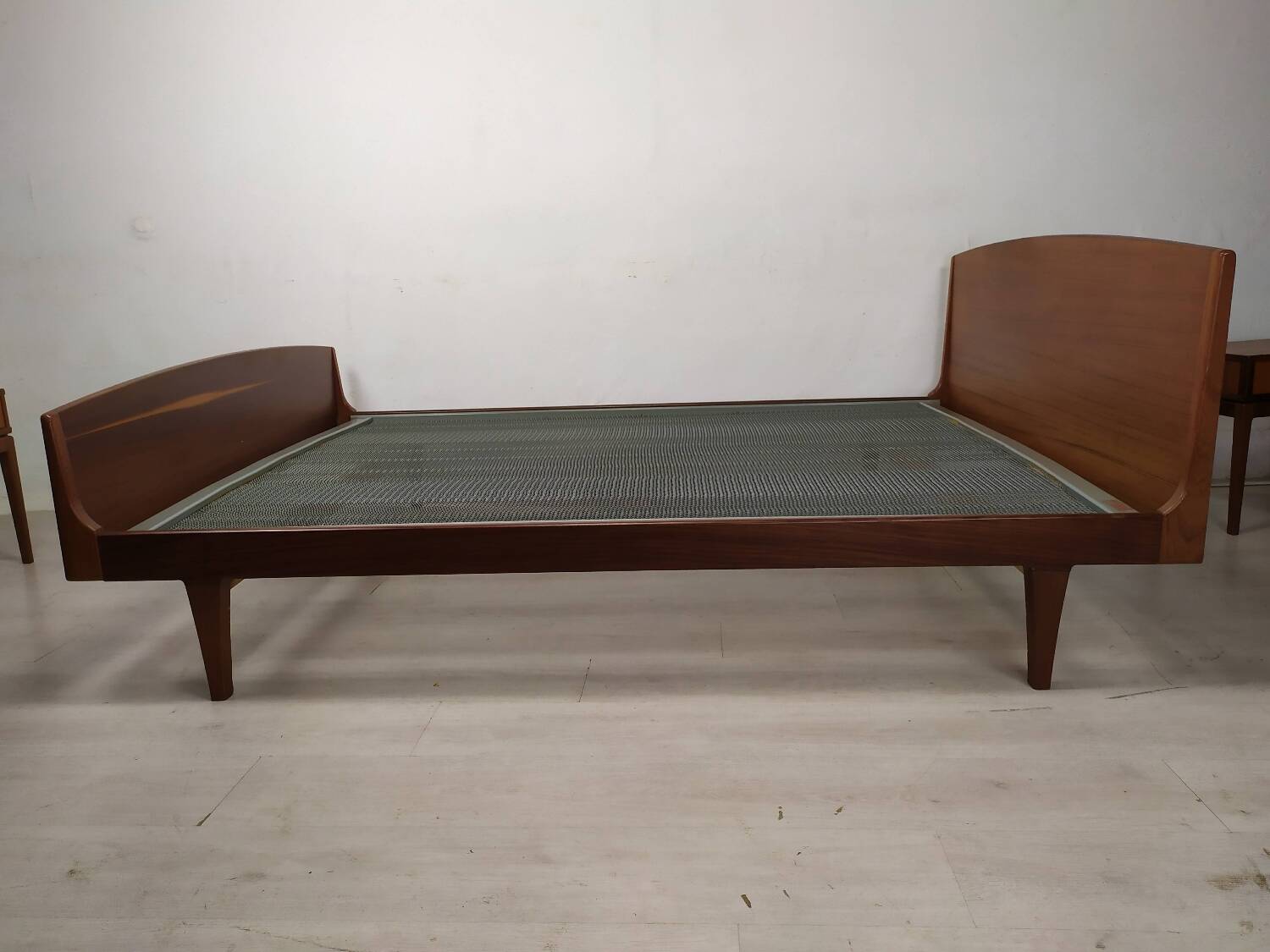 Scandinavian bed 140