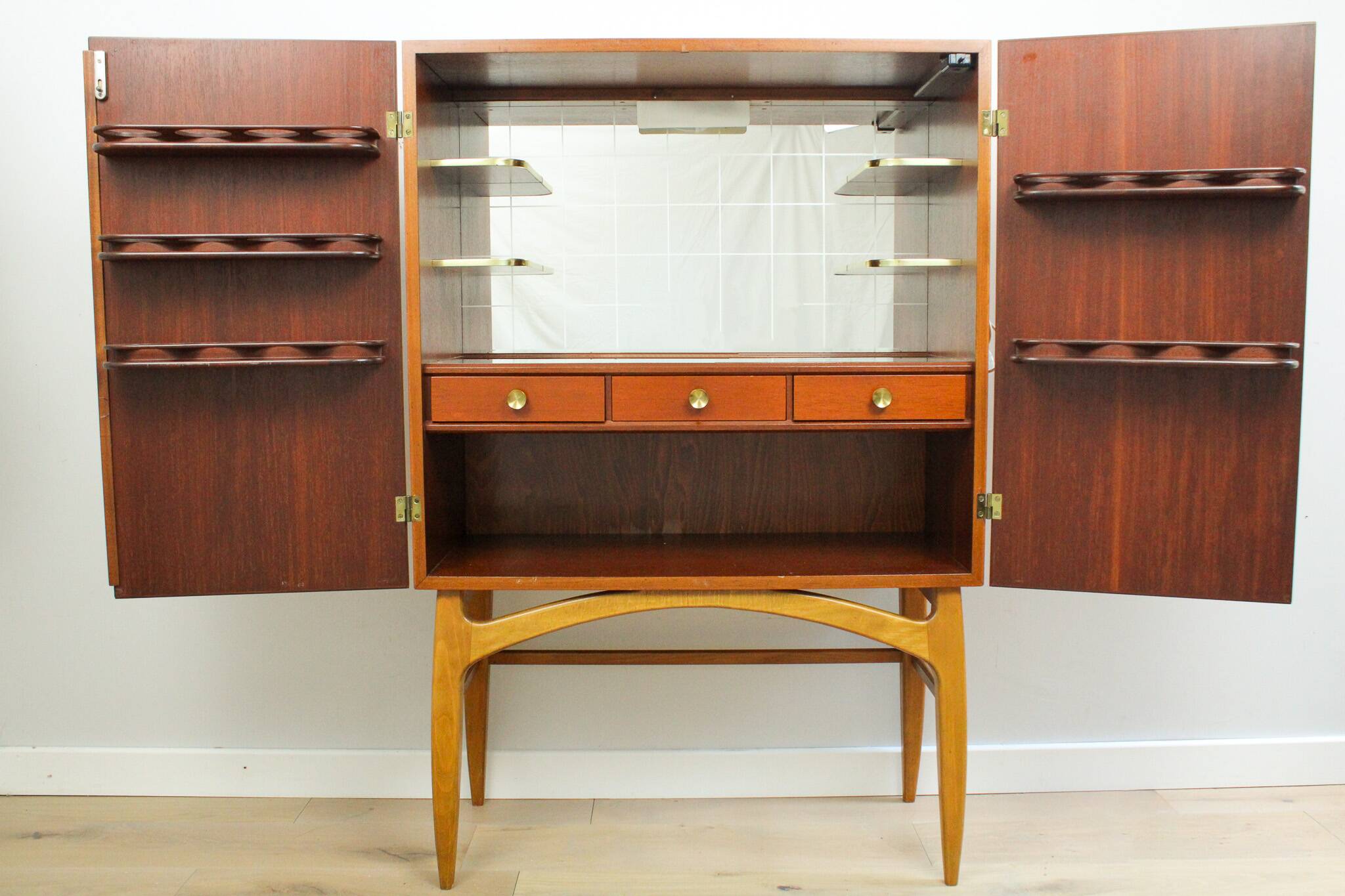 Rare armoire à cocktails/boissons vintage du milieu du siècle par AB Forenade Mobelfabrik