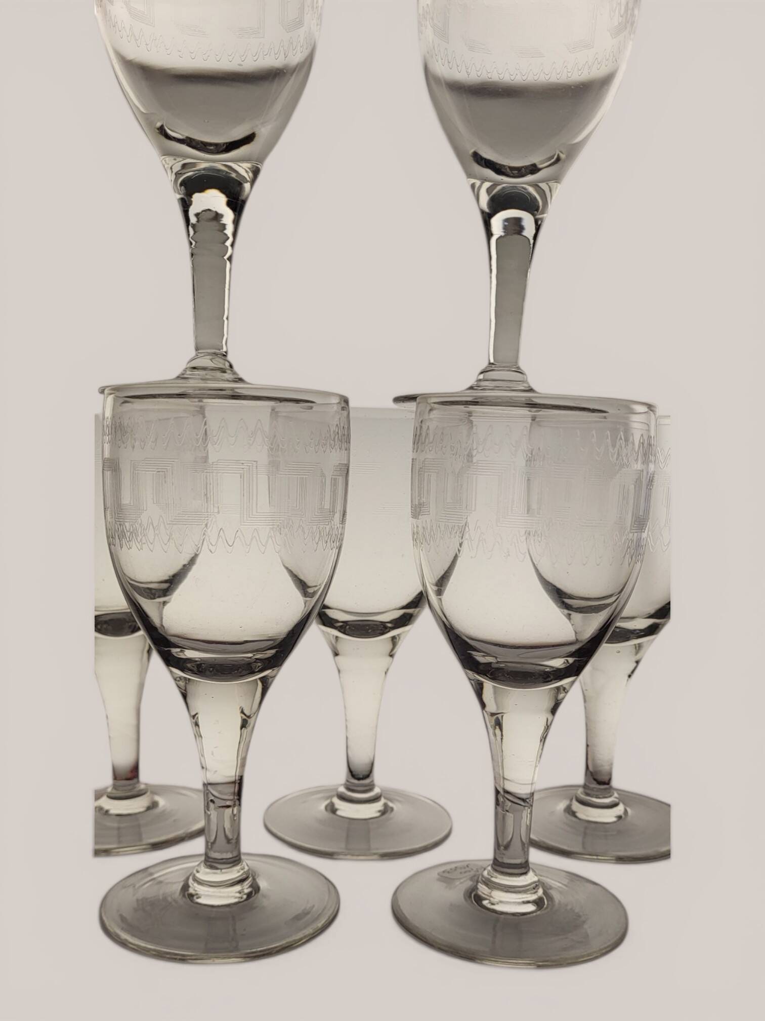 7 wine glasses with Greek decoration / glass. Height 16.5 cm. Diameter at the rim.