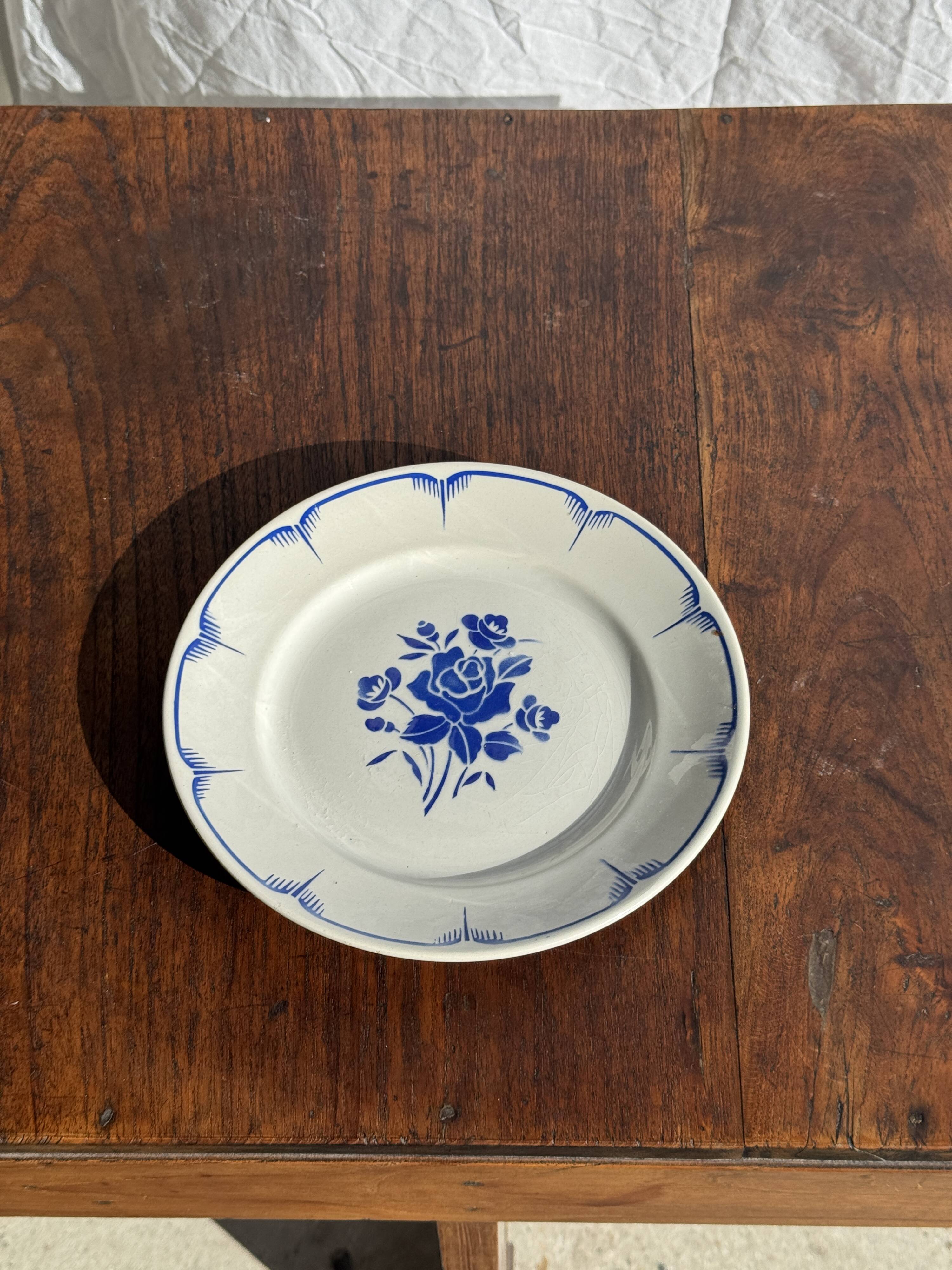 Decorative plate with blue flower pattern D25