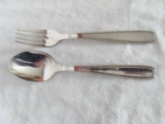 Couverts de table en métal argenté avec écrin