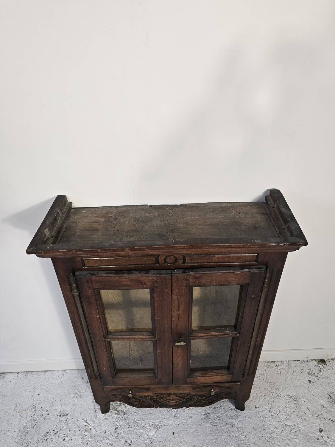 Glass-fronted walnut cabinet – 18th century – Verriau