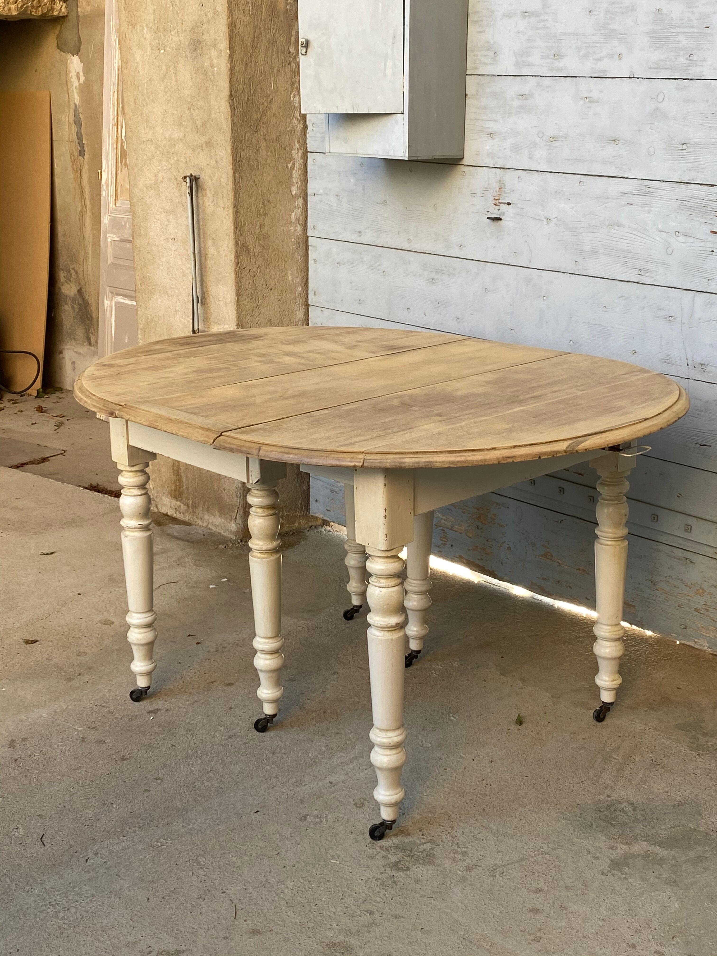 Round table with flap and extension