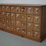 Armoire d'apothicaire allemande antique en pin avec boucliers en émail, années 1900