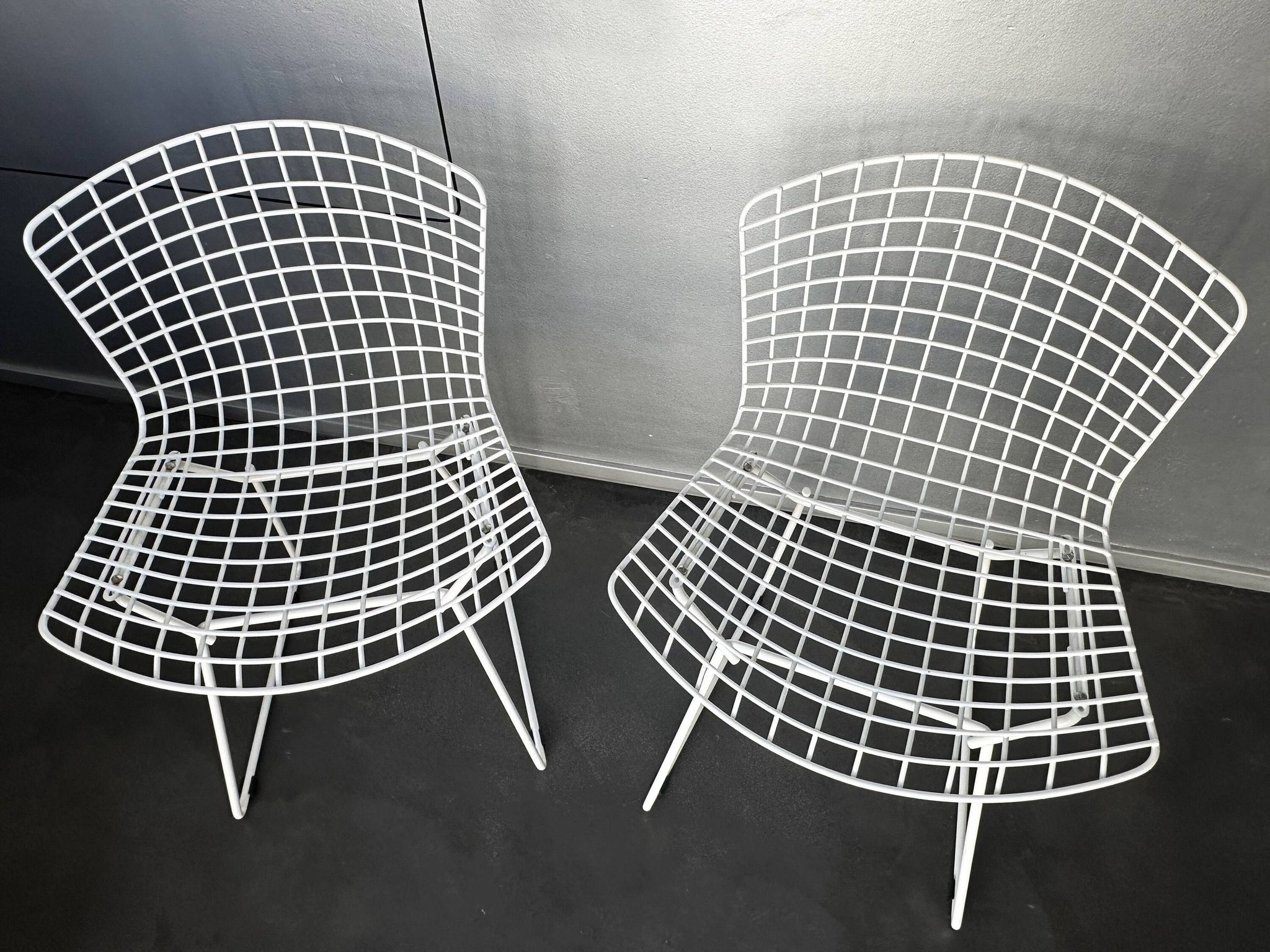 Pair of dining chairs 420 by Harry Bertoia for Knoll International, 1970s.