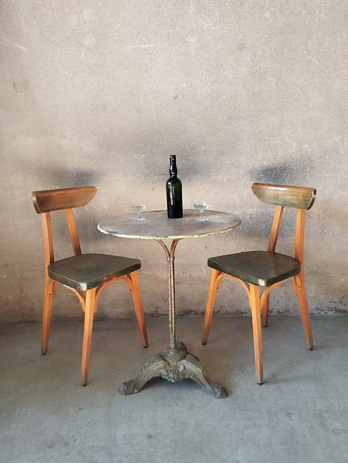 Garden pedestal table