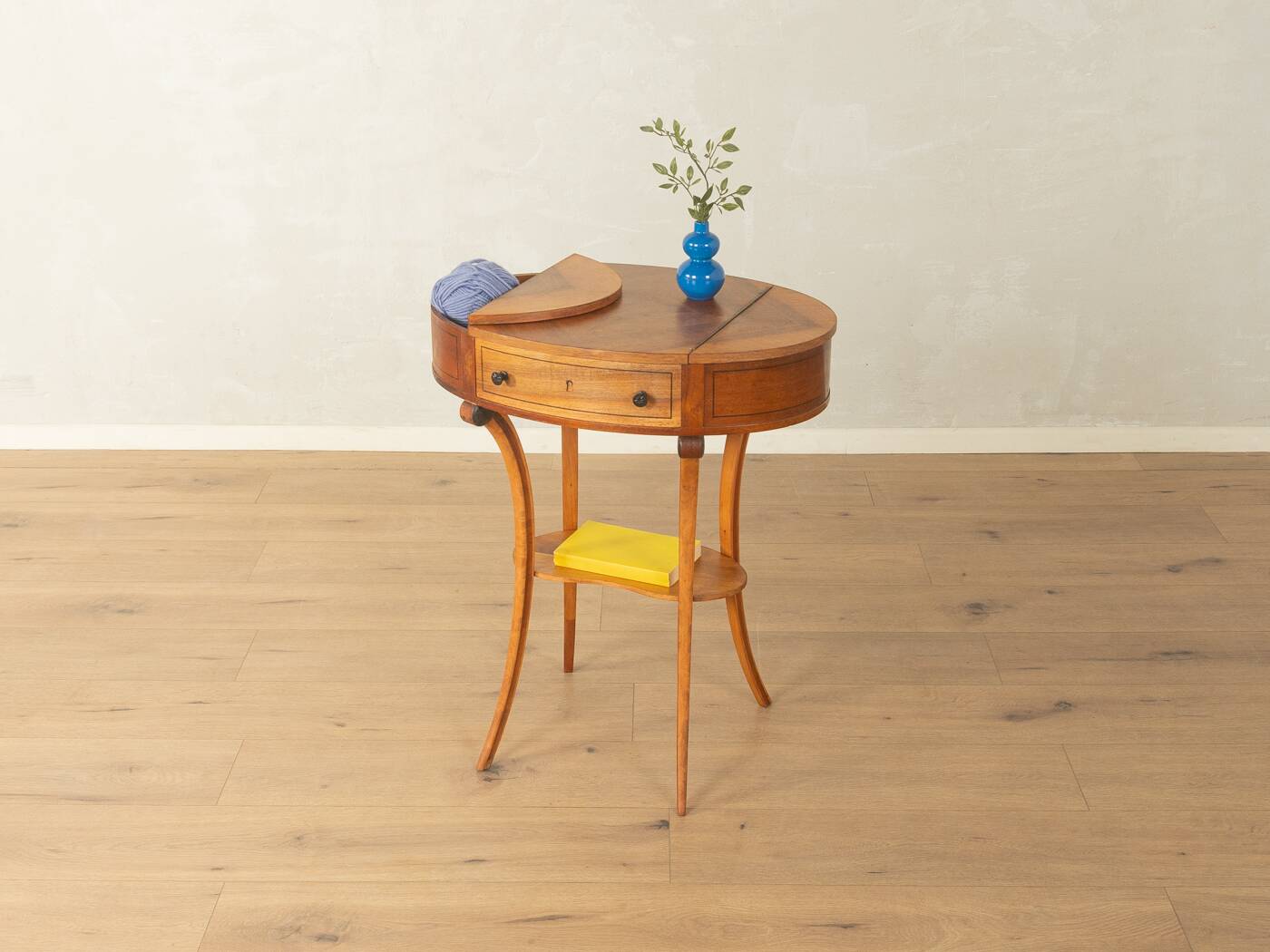 Table d'appoint antique élégante de style Biedermeier, vers 1850