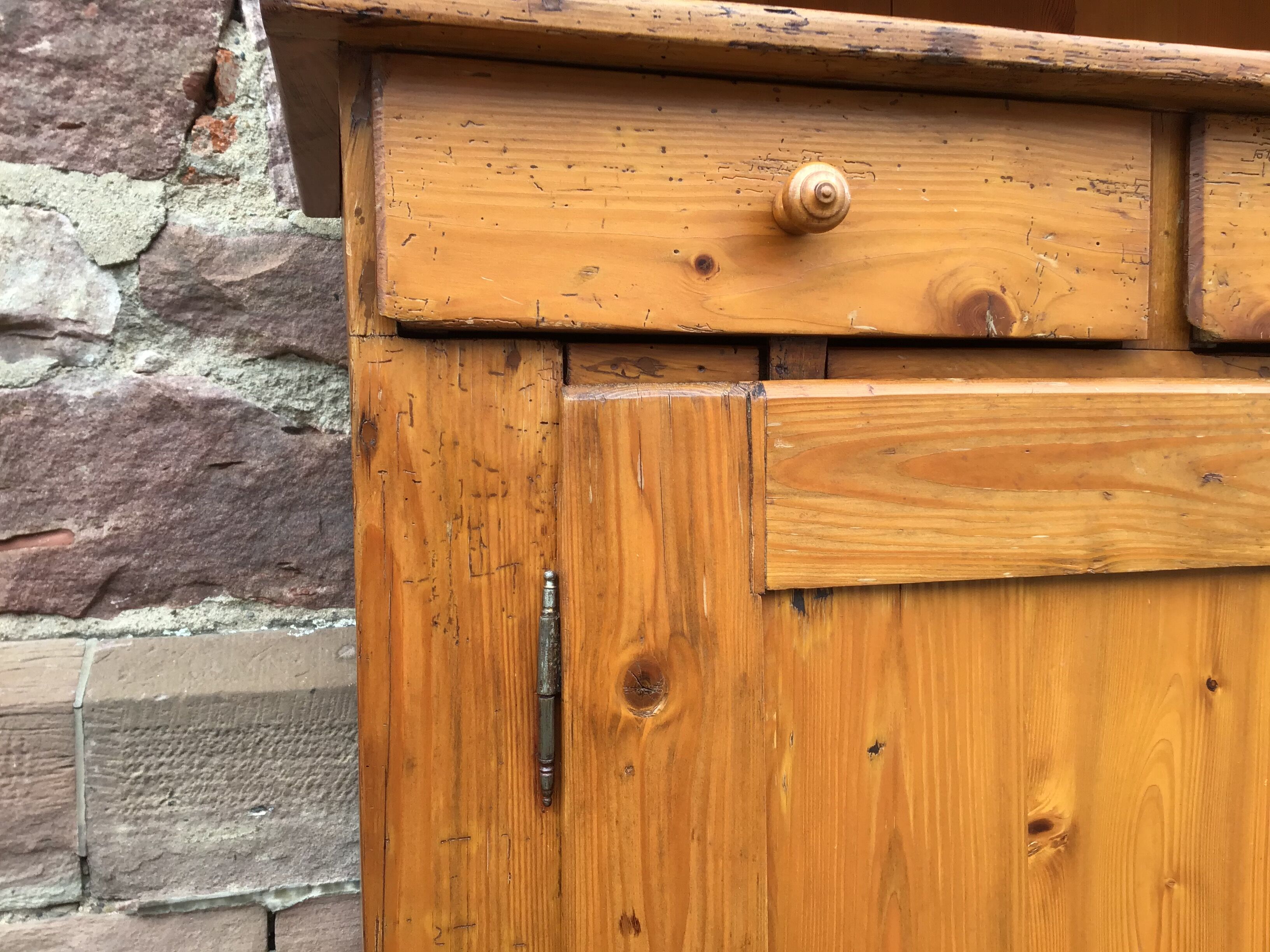 Vaisselier rustique régional vintage en sapin