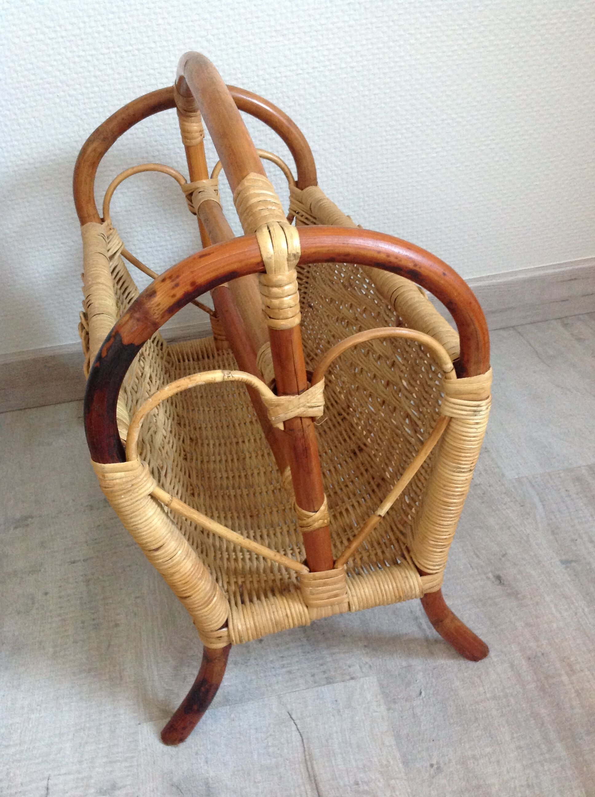 Magazine holder in rattan and braided wicker / vintage 60s-70s