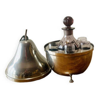 Cave à liqueur figurant une poire en métal argenté avec 1 carafe, 5 verres et 1 seau à glace