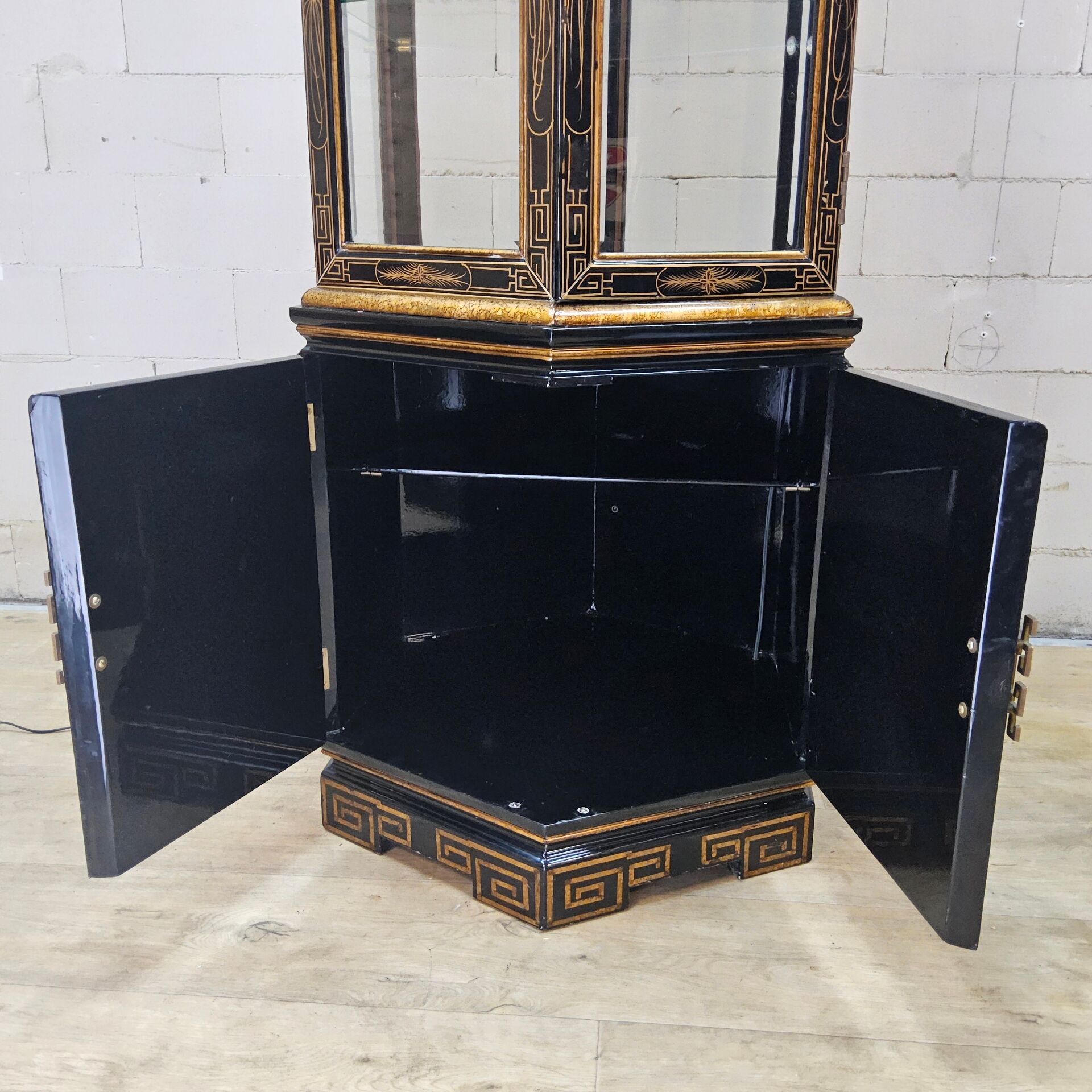 Vitrine chinoise avec toit en pagode et éclairage (asiatique)