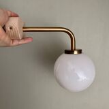 Applique globe vintage en opaline blanche