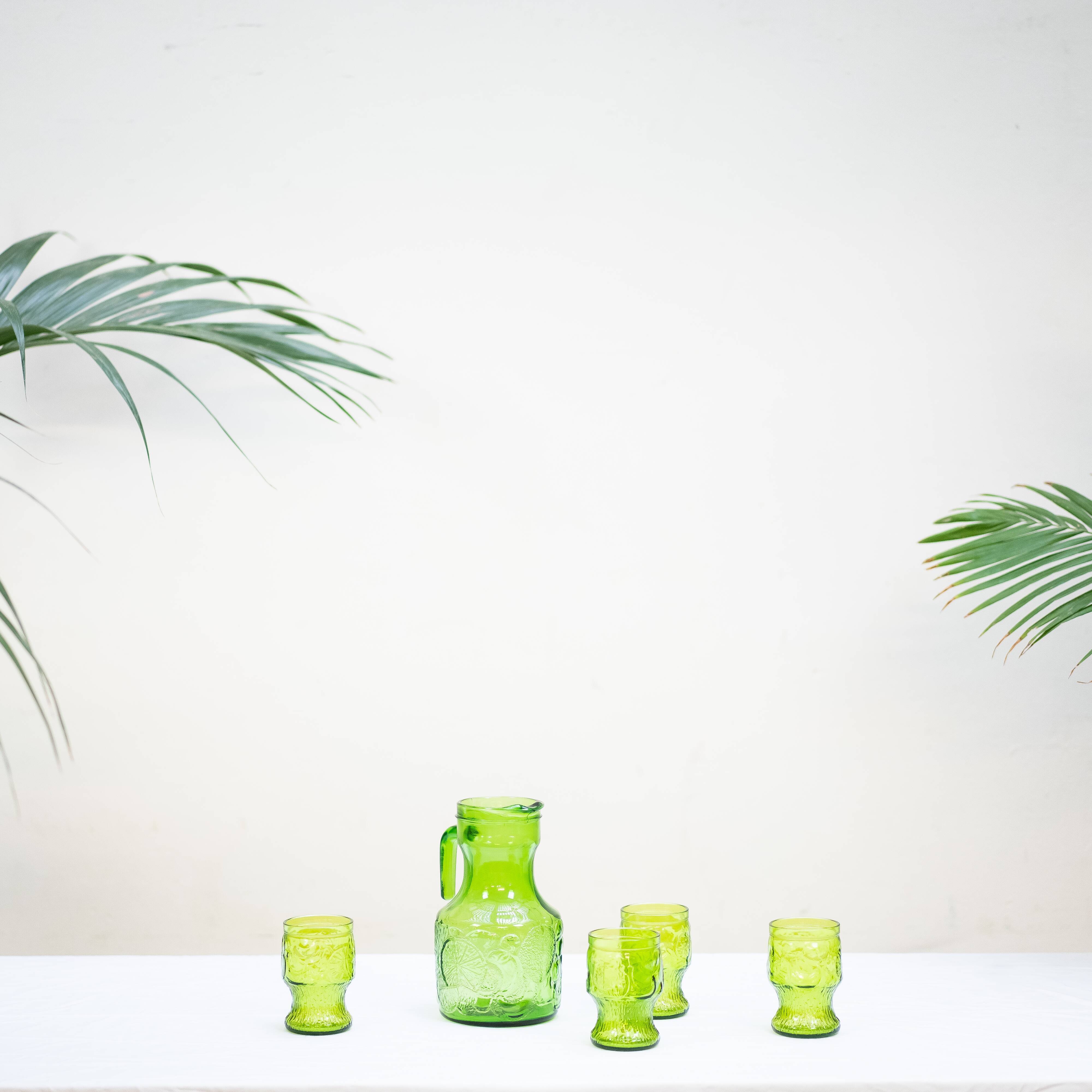 Decanter in molded green glass with orangeade fruit patterns with its 6 glasses