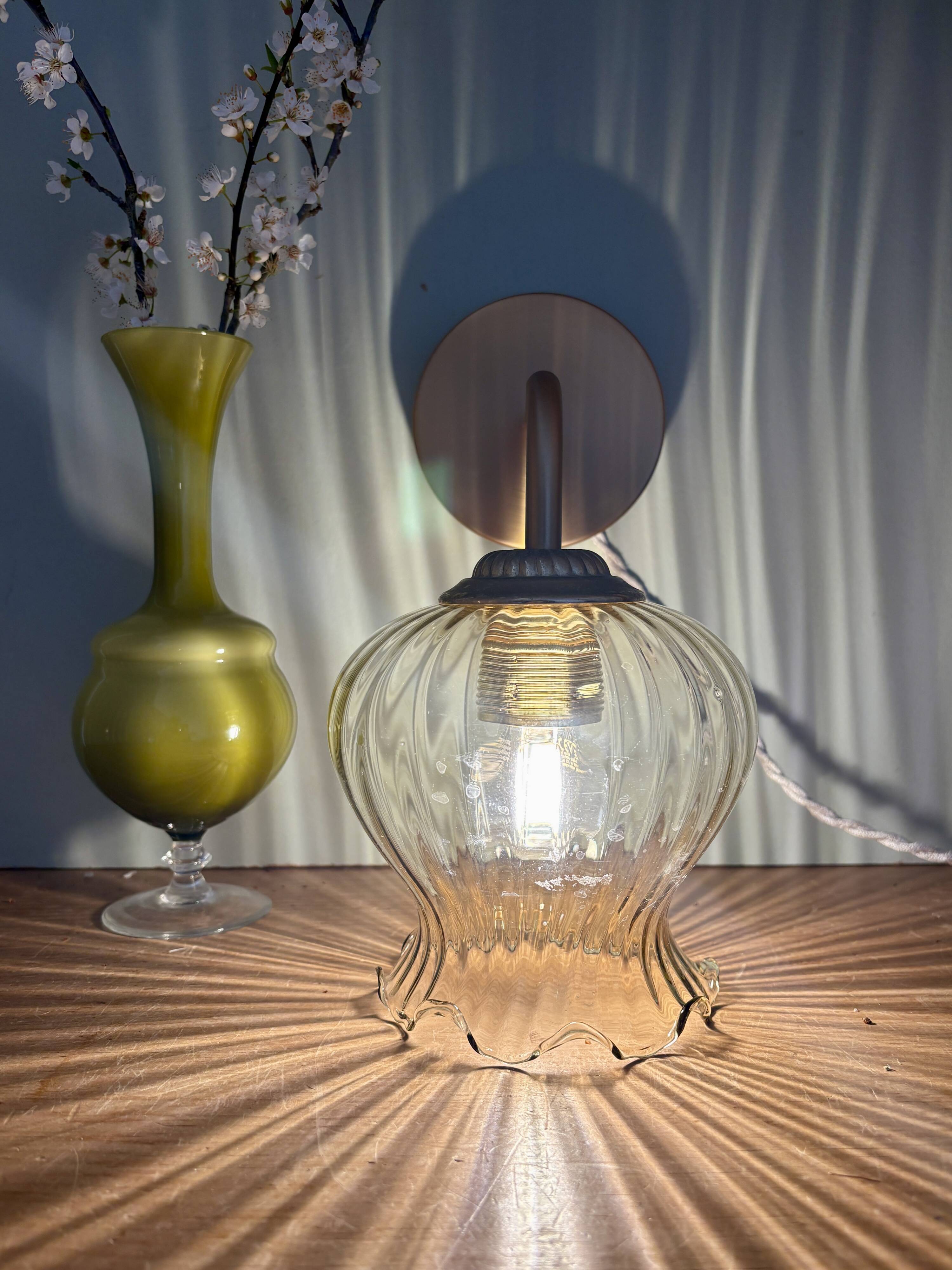 Applique coudée globe vintage en verre ambré