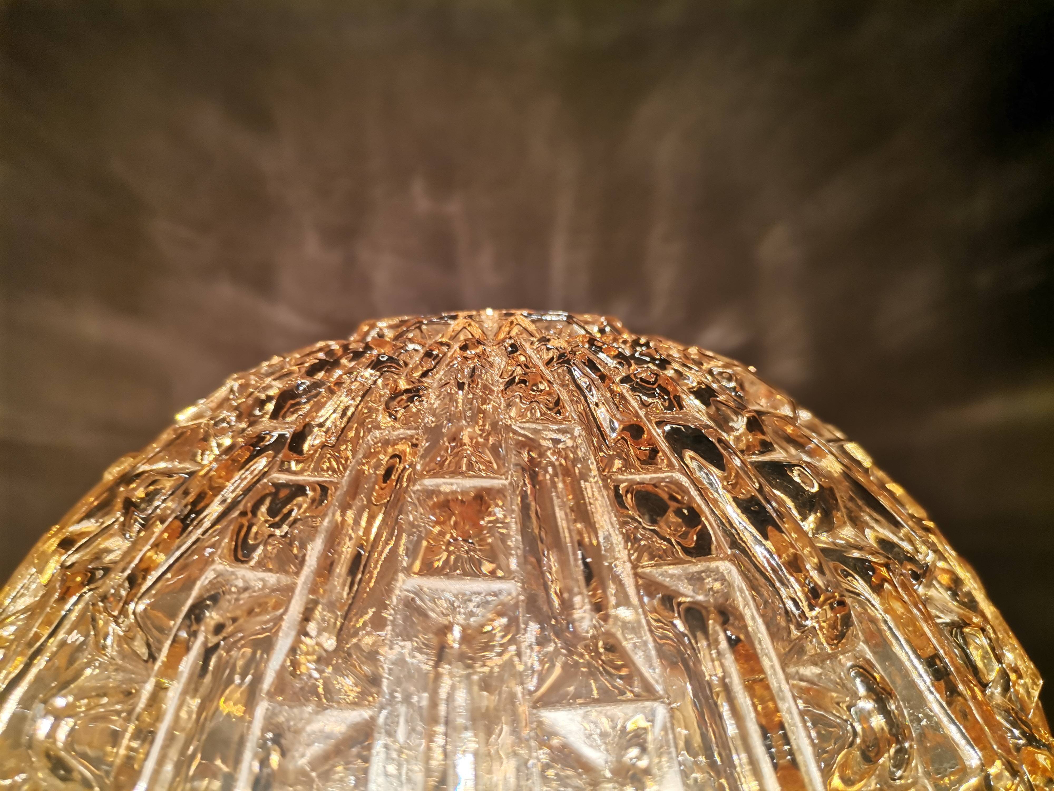 Grande lampe de table en bois avec abat-jour en verre