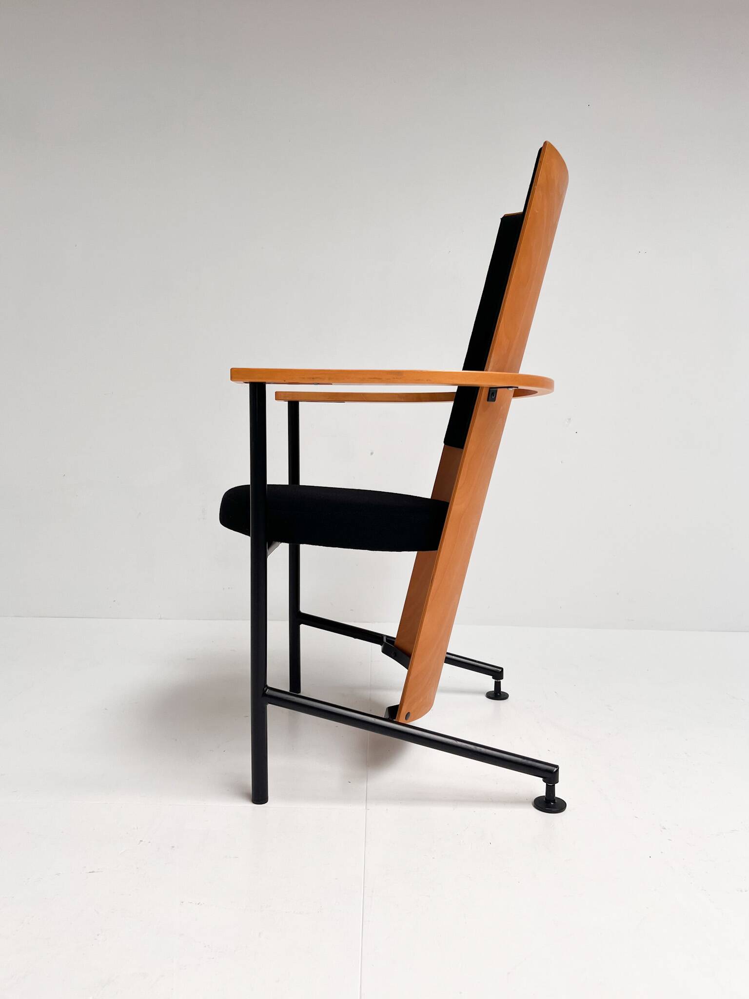 Fauteuil Intimo Nojatuoli par Timo Saarnio, 1989