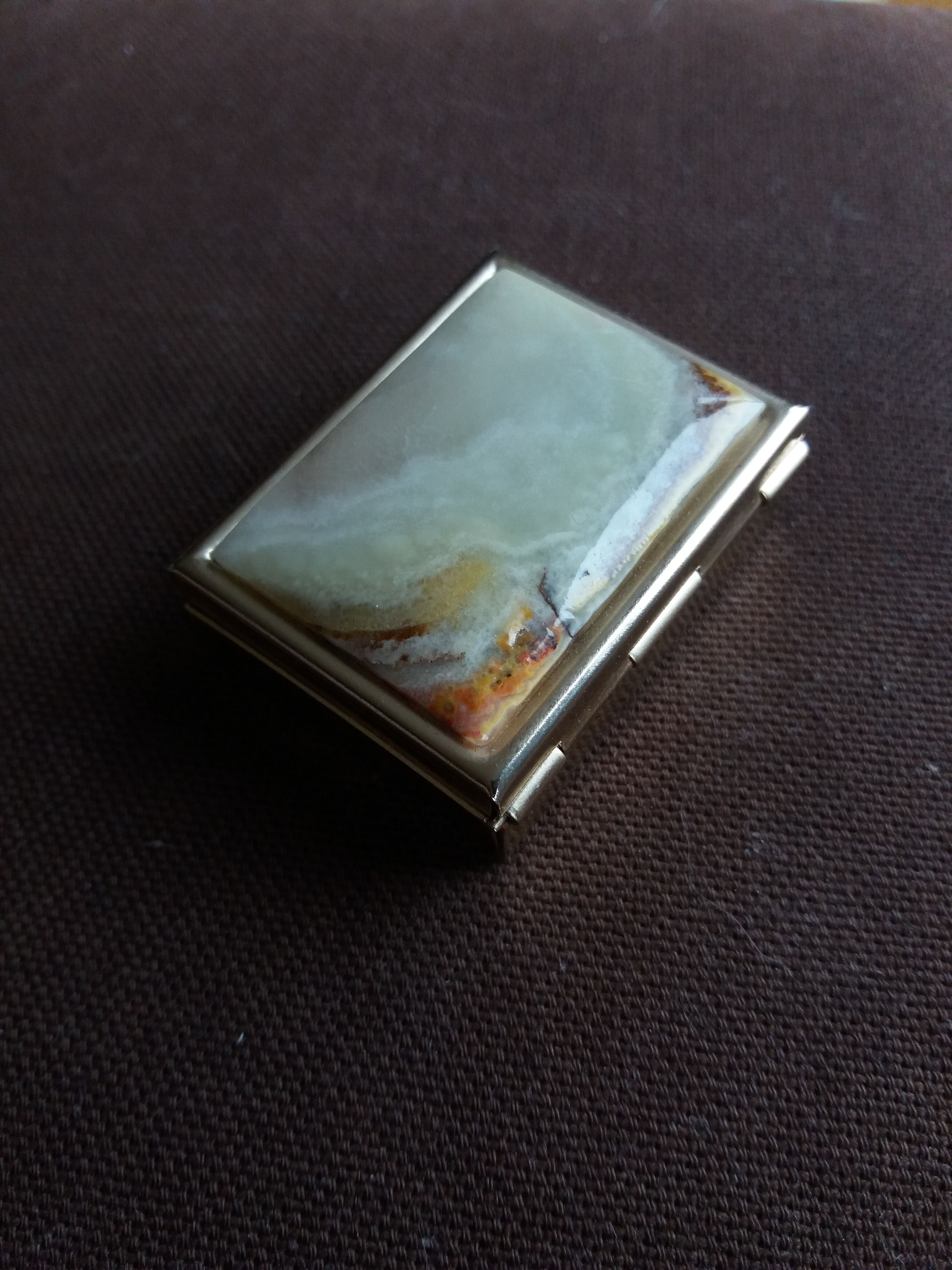 Pillbox gilded metal box and polished marble cabochon