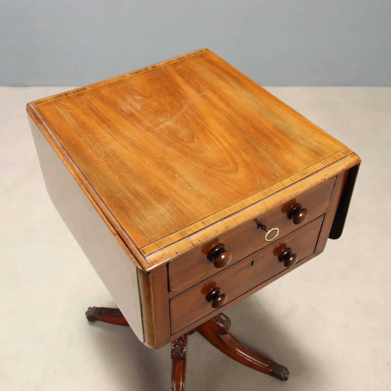 Petite table ancienne victorienne en acajou avec incrustations, Angleterre, XIXe siècle