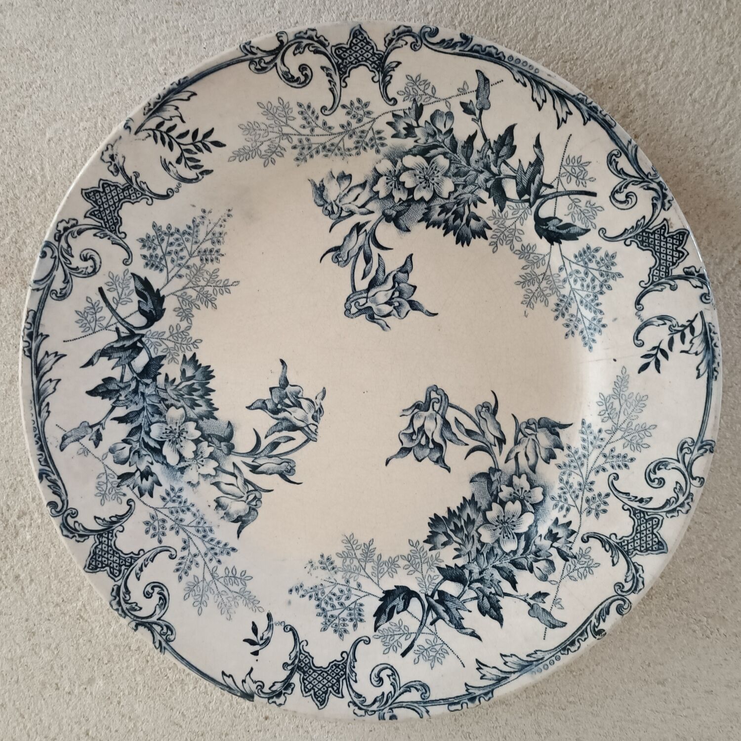 2 plates earth of iron Gien and Choisy-le-Roi
