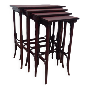 Quatre tables gigogne
