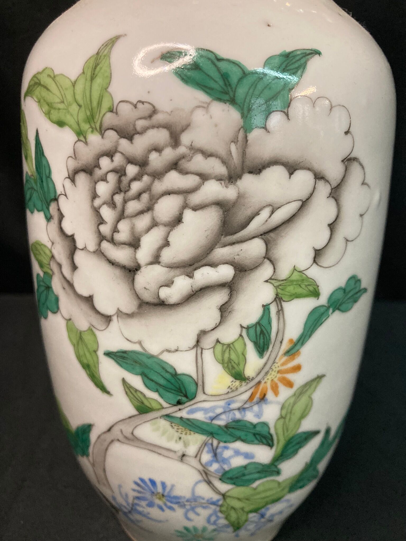 Grey peony porcelain vase signed early 20th century, China