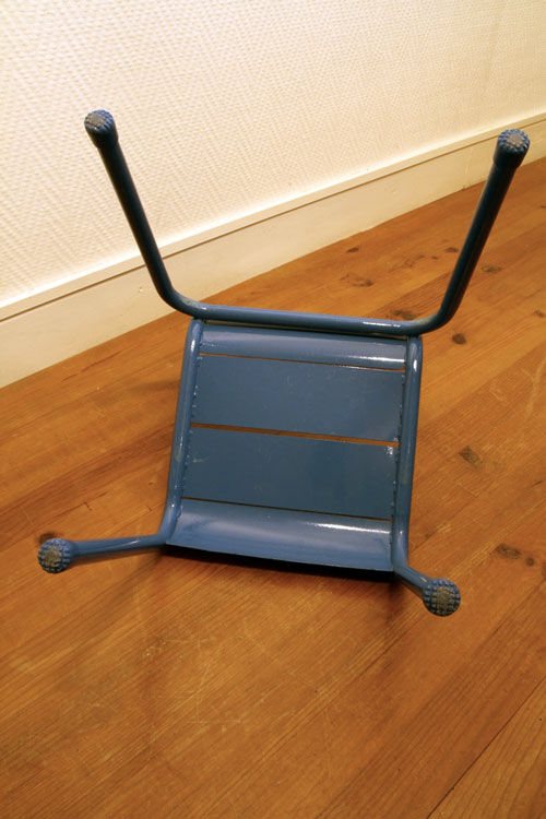 Chaise métallique industrielle bleue pour enfant