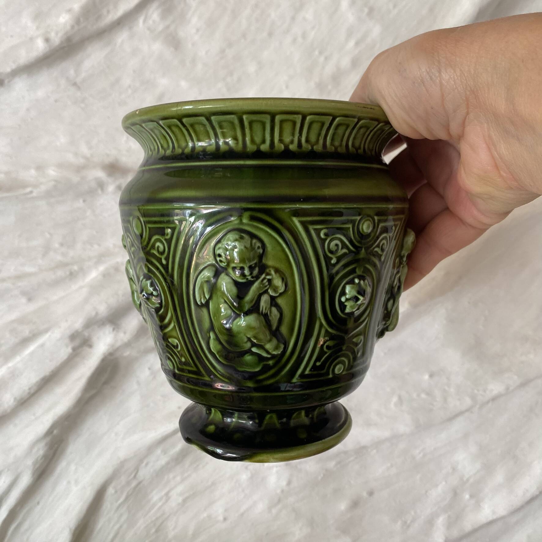 Planter pot in earthenware with cherubs