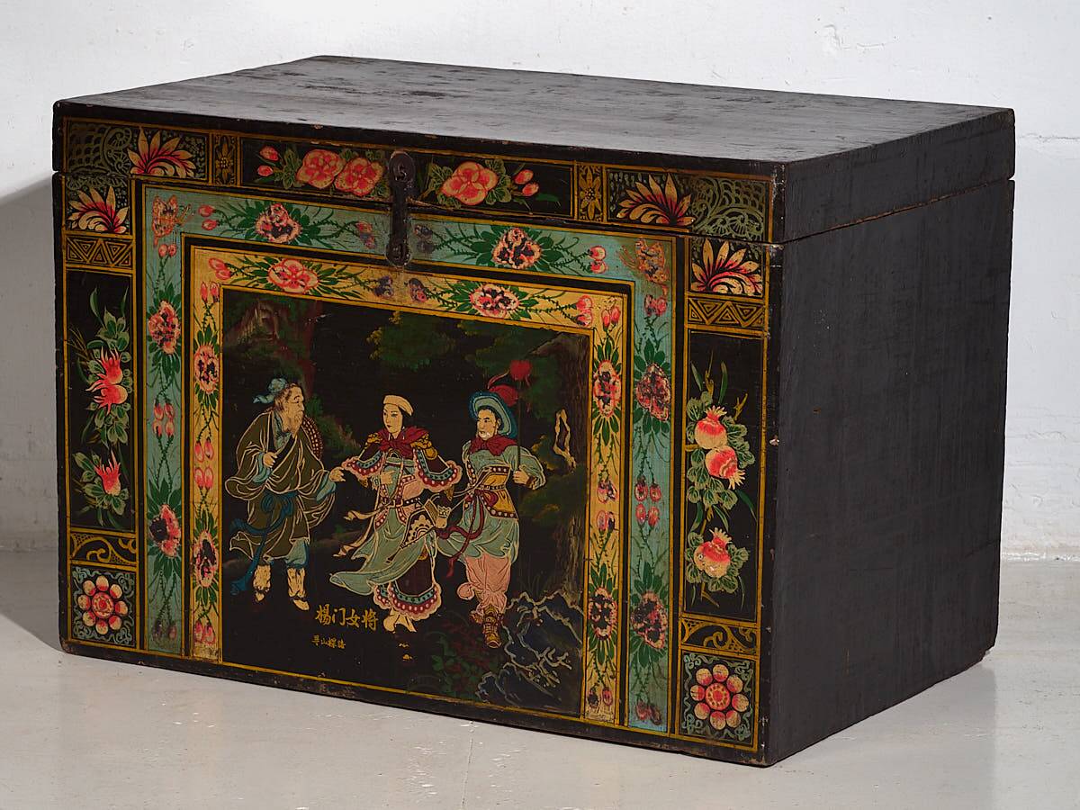 Antique oriental chest with painting of the warrior Yang Mulan (c.1900) #9