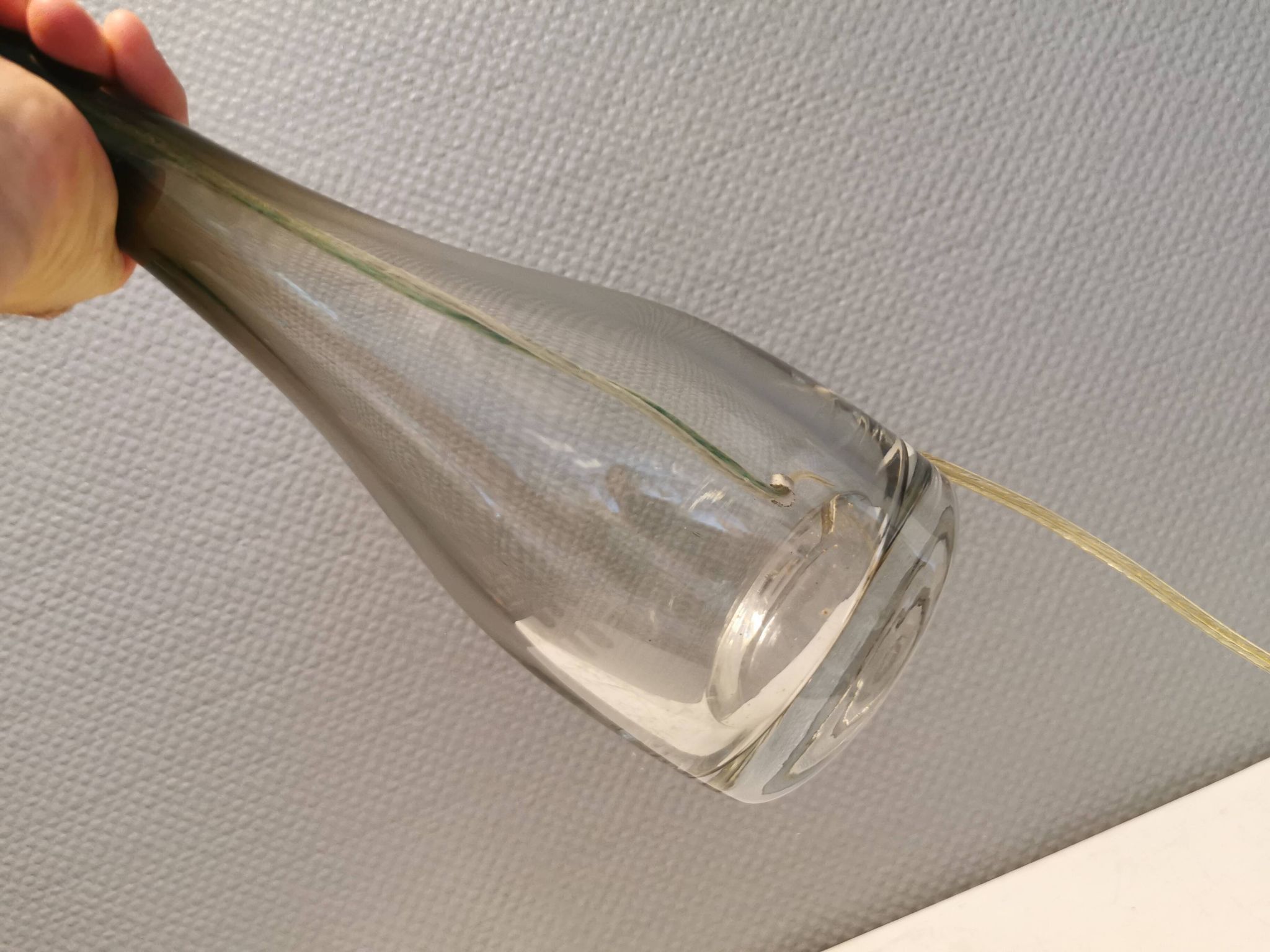 Lampe de table en verre de forme élégante. Par Bengt Orup 1957.