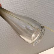 Lampe de table en verre de forme élégante. Par Bengt Orup 1957.