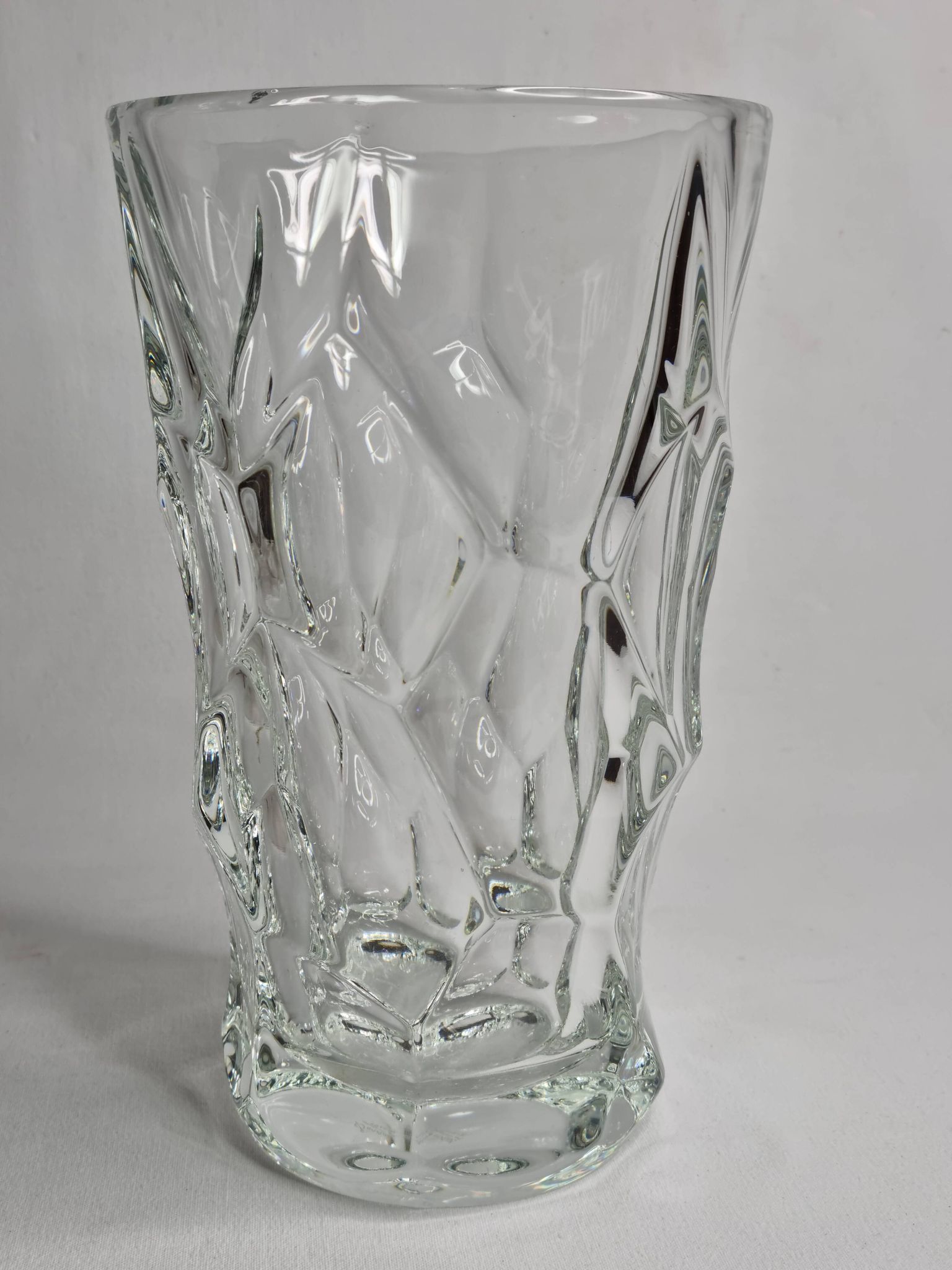 Vase en cristal de Sèvres à motif de verre grugé, 26 cm