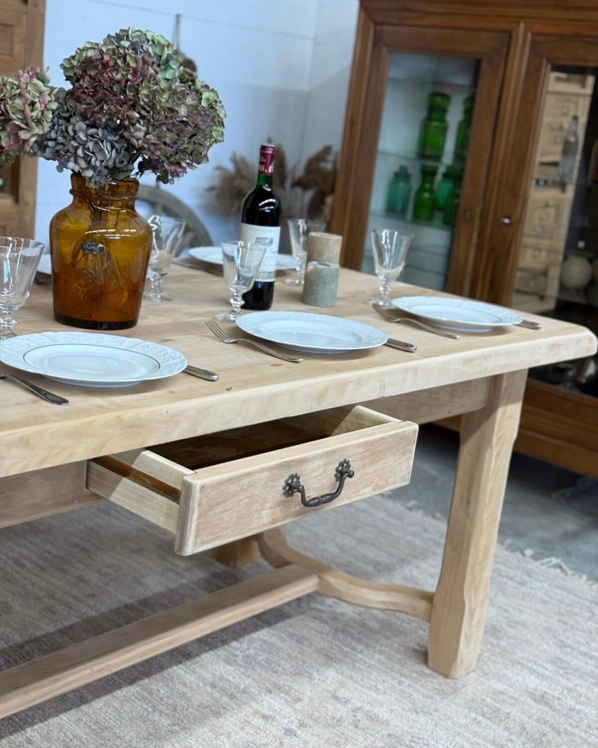 Extendable farmhouse table in solid oak