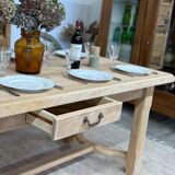 Extendable farmhouse table in solid oak