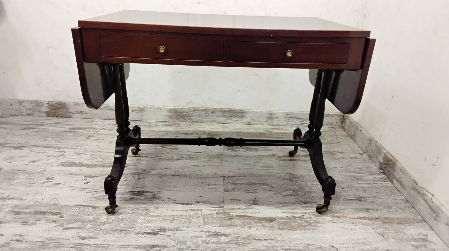 English-style coffee table with flaps