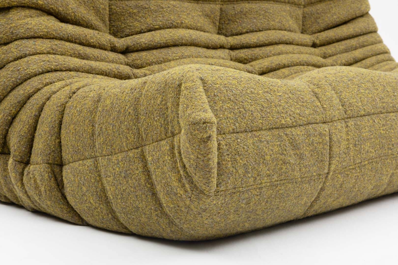 Canapé trois places Togo en bouclé olive par Michel Ducaroy pour Ligne Roset