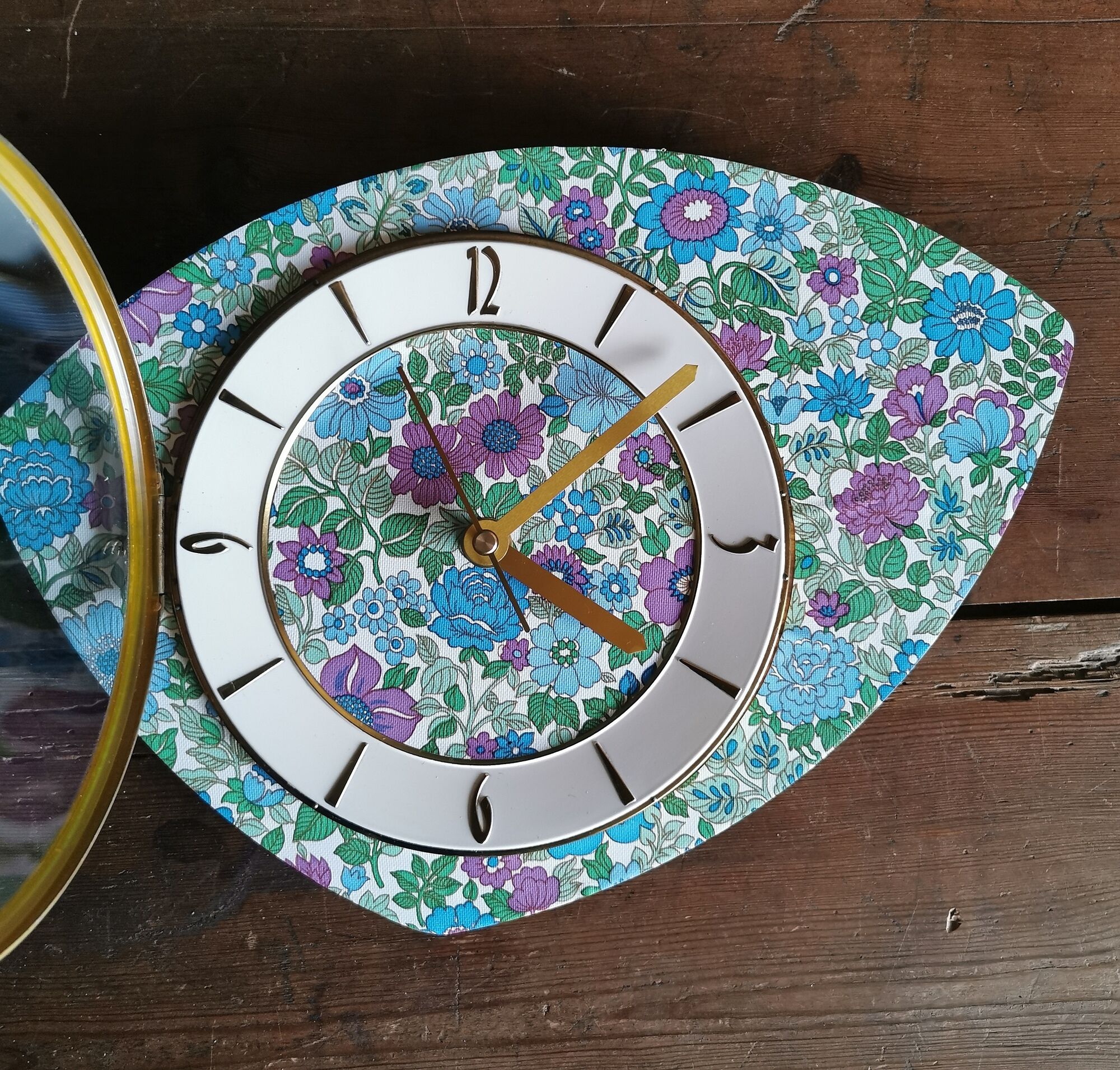 Vintage formica clock asymmetrical silent wall clock "Fleurie bleu violet"