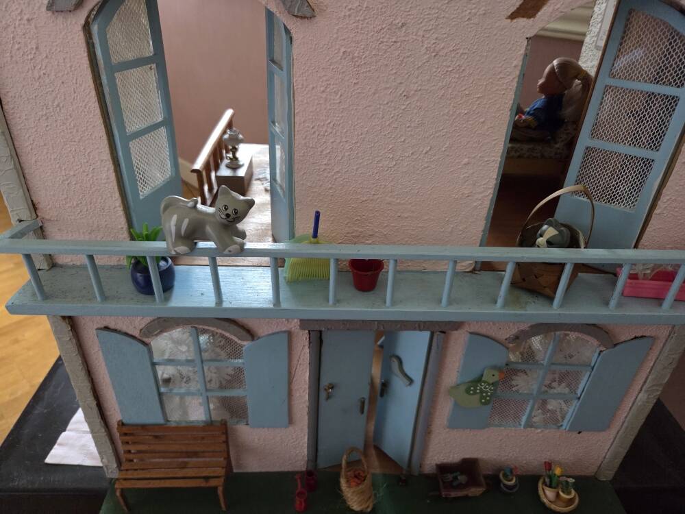Dollhouse furniture and accessories