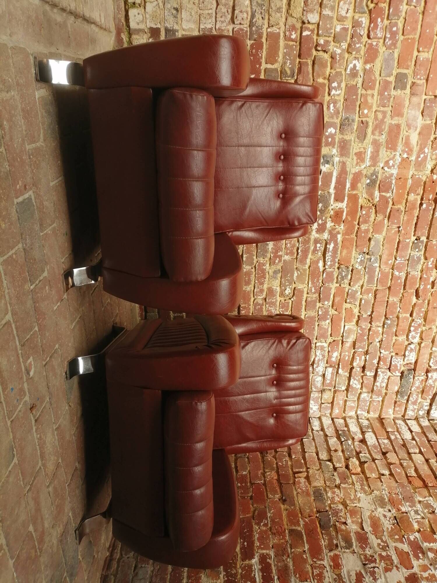 Couple de fauteuil en simili cuir rouge bordeaux, annees 70