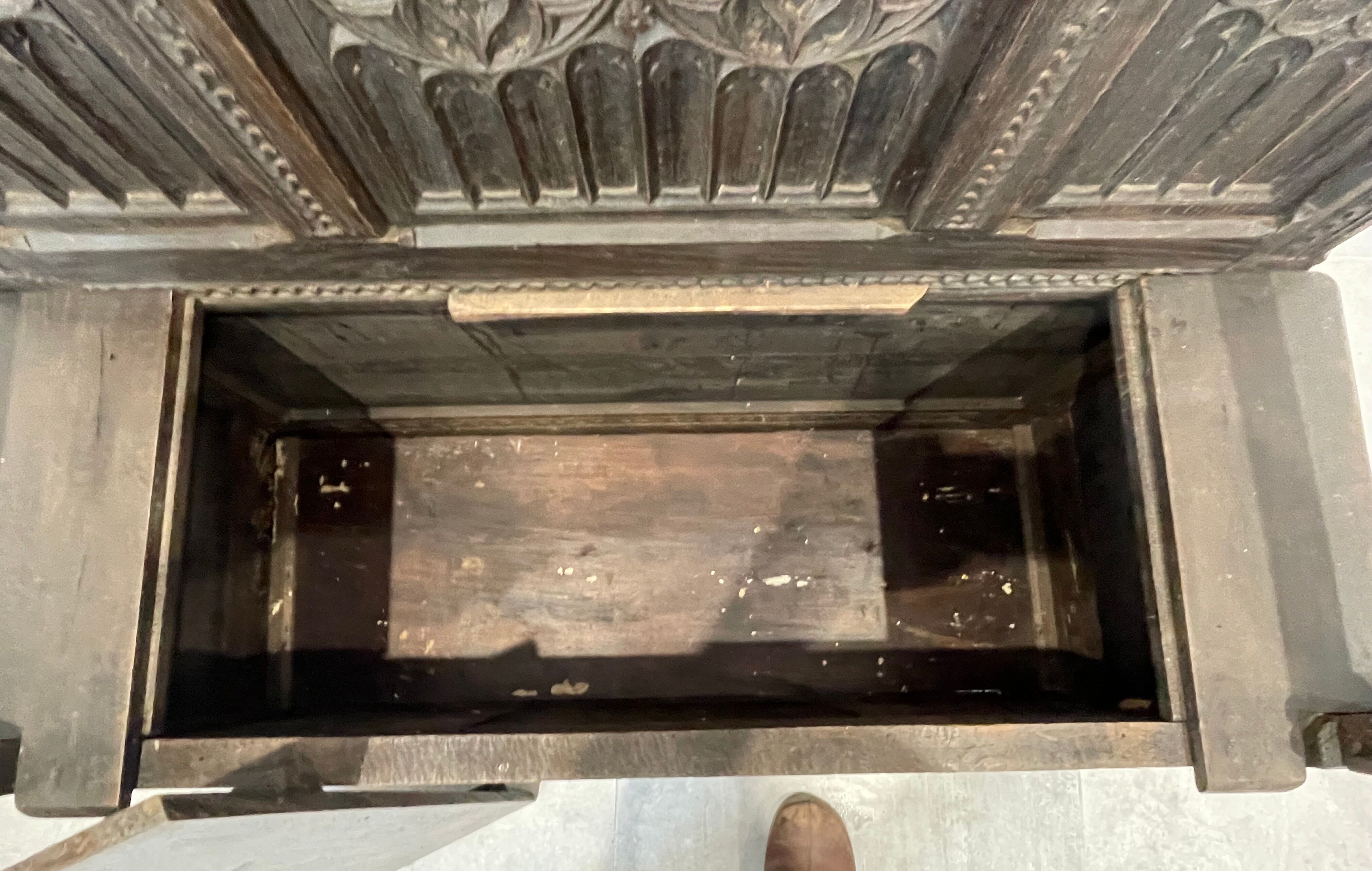 Chest bench in natural wood carved with Gothic motifs