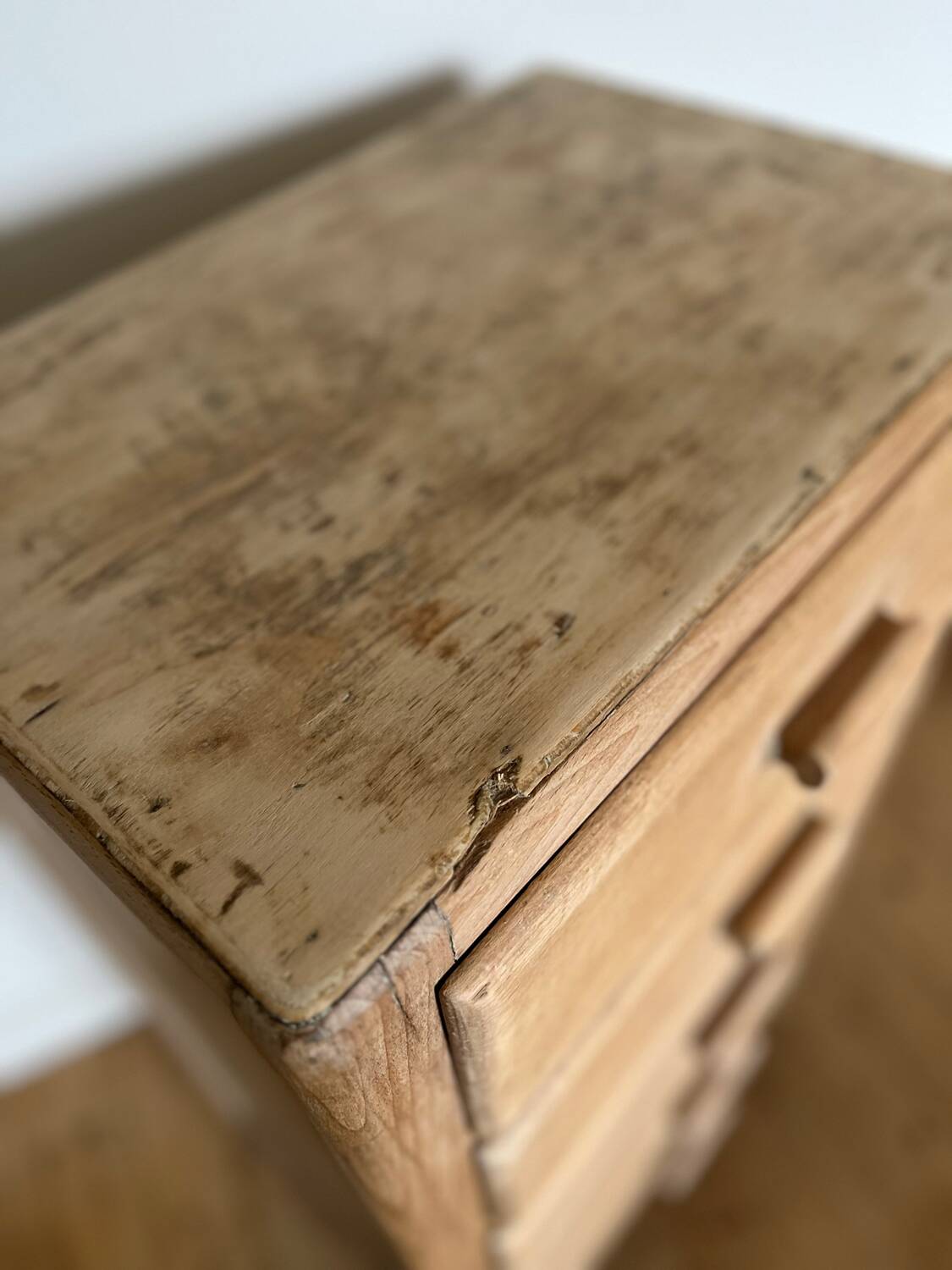 Vintage 5-drawer chest of drawers in waxed solid pine.