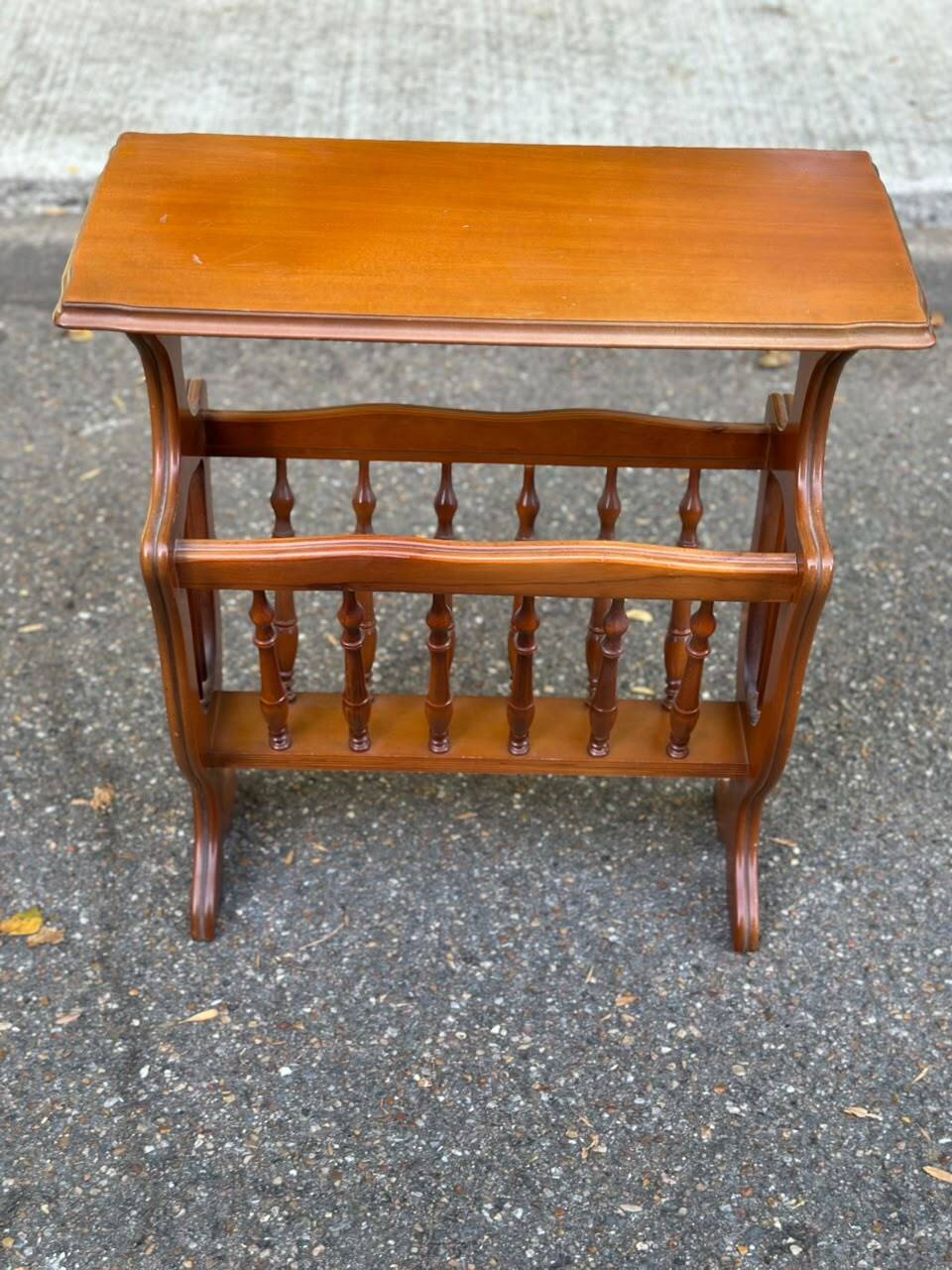 Vintage wooden side table with magazine rack – End table / Vinyl furniture