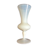 Vase design en verre blanc mate opalescent